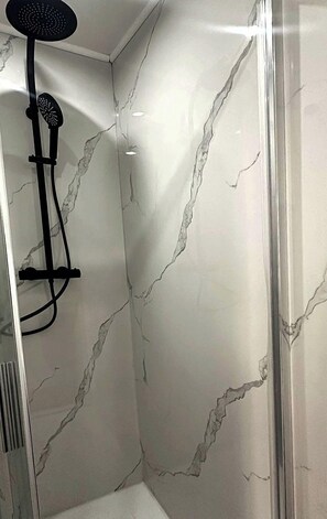 Estudio básico | Baño | Ducha, artículos de higiene personal gratuitos y secador de pelo