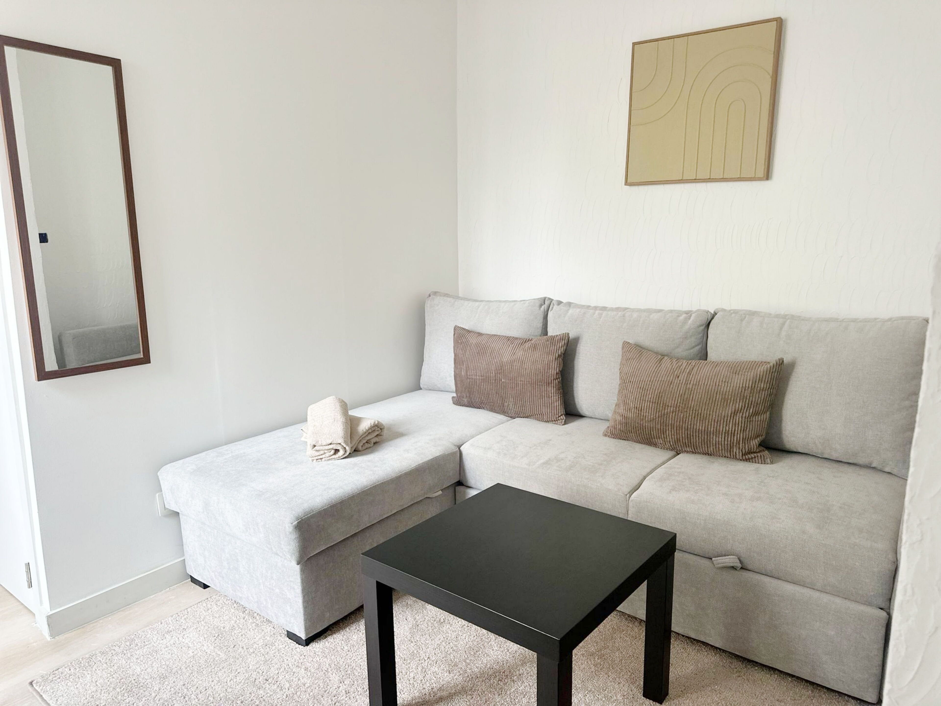 Basic Studio | Iron/ironing board