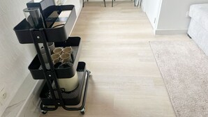 A room with a coffee machine, a small table, and a bed. - Charming Studio Steps from City Center (Ghent)