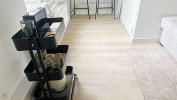 Basic Studio | Iron/ironing board