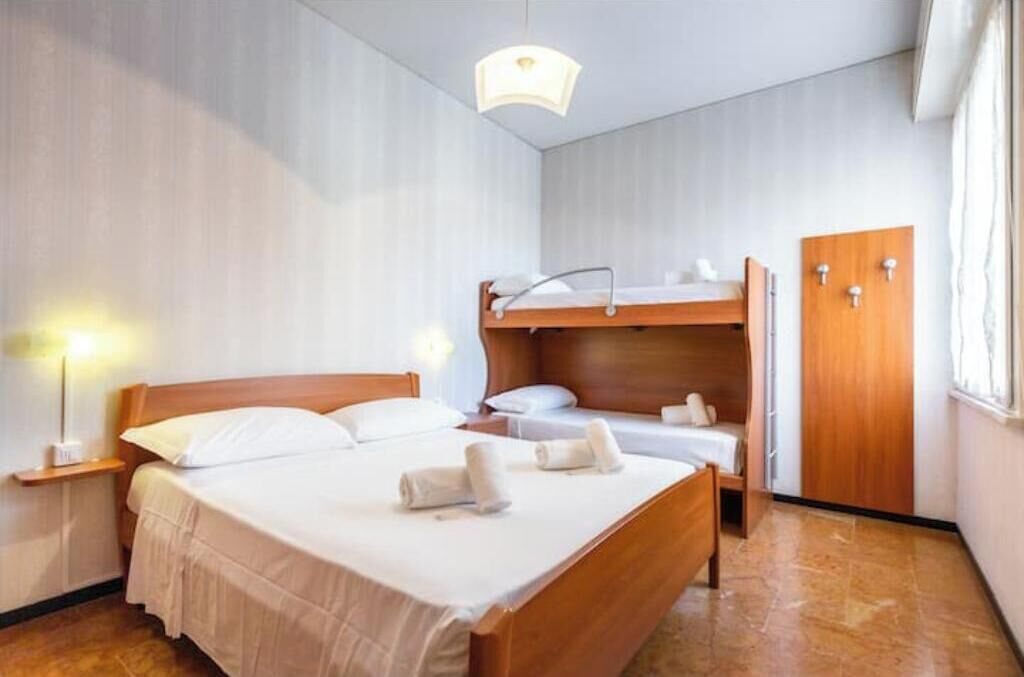 1 bedroom, bed sheets