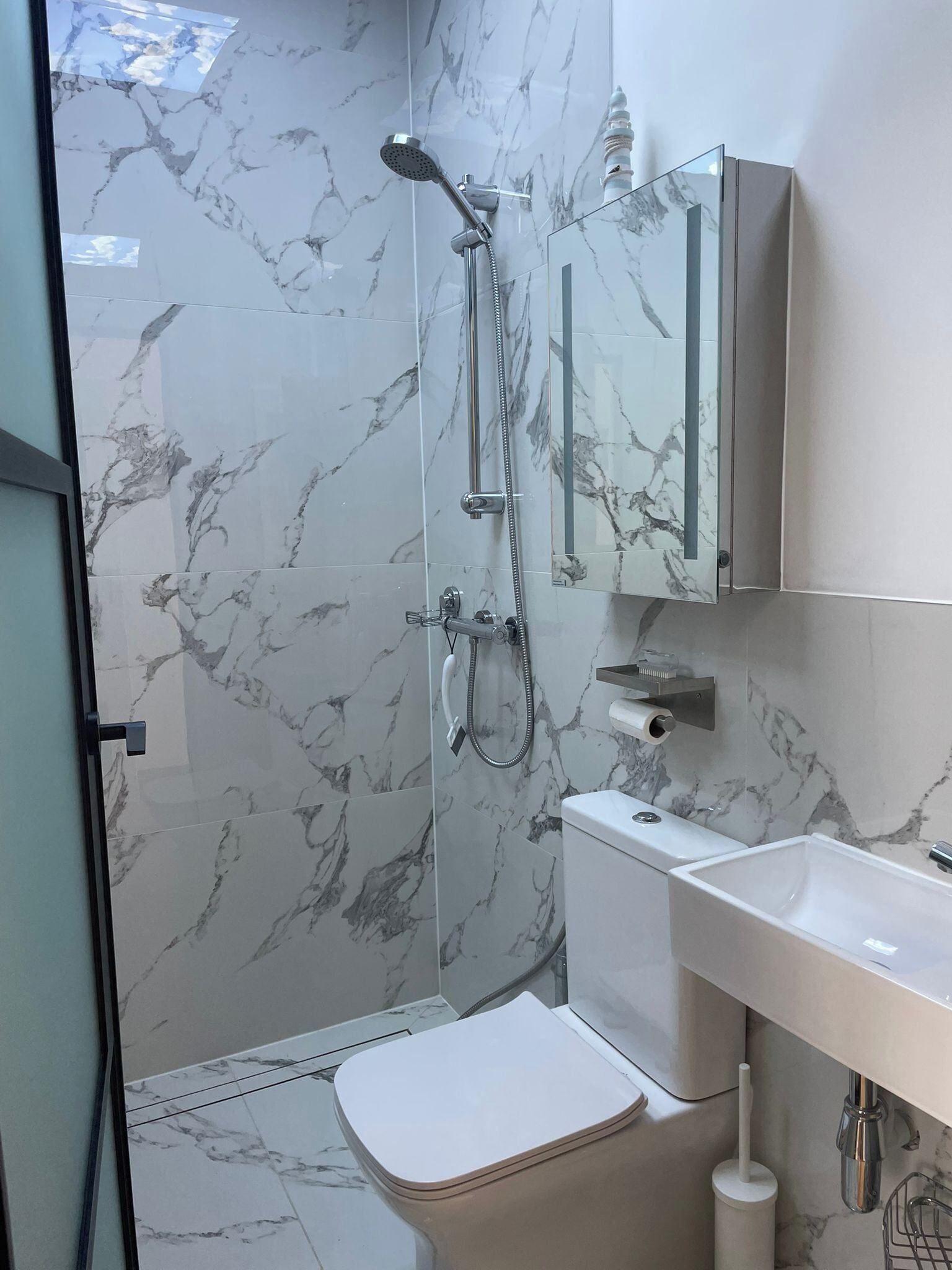Combined shower/bathtub, deep-soaking bathtub, towels