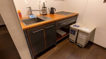 Villa | Private kitchen | Full-size fridge, microwave, cookware/dishes/utensils