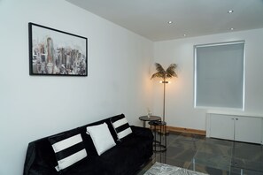 Living area - 4 Bed Failsworth Home | Contractors | Families l TV in rooms and workspaces (Failsworth)