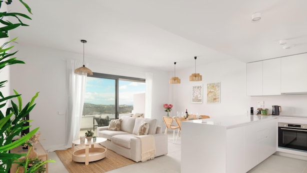 Un appartement moderne comprenant un espace de vie, un coin repas, une cuisine et de grandes fenêtres.