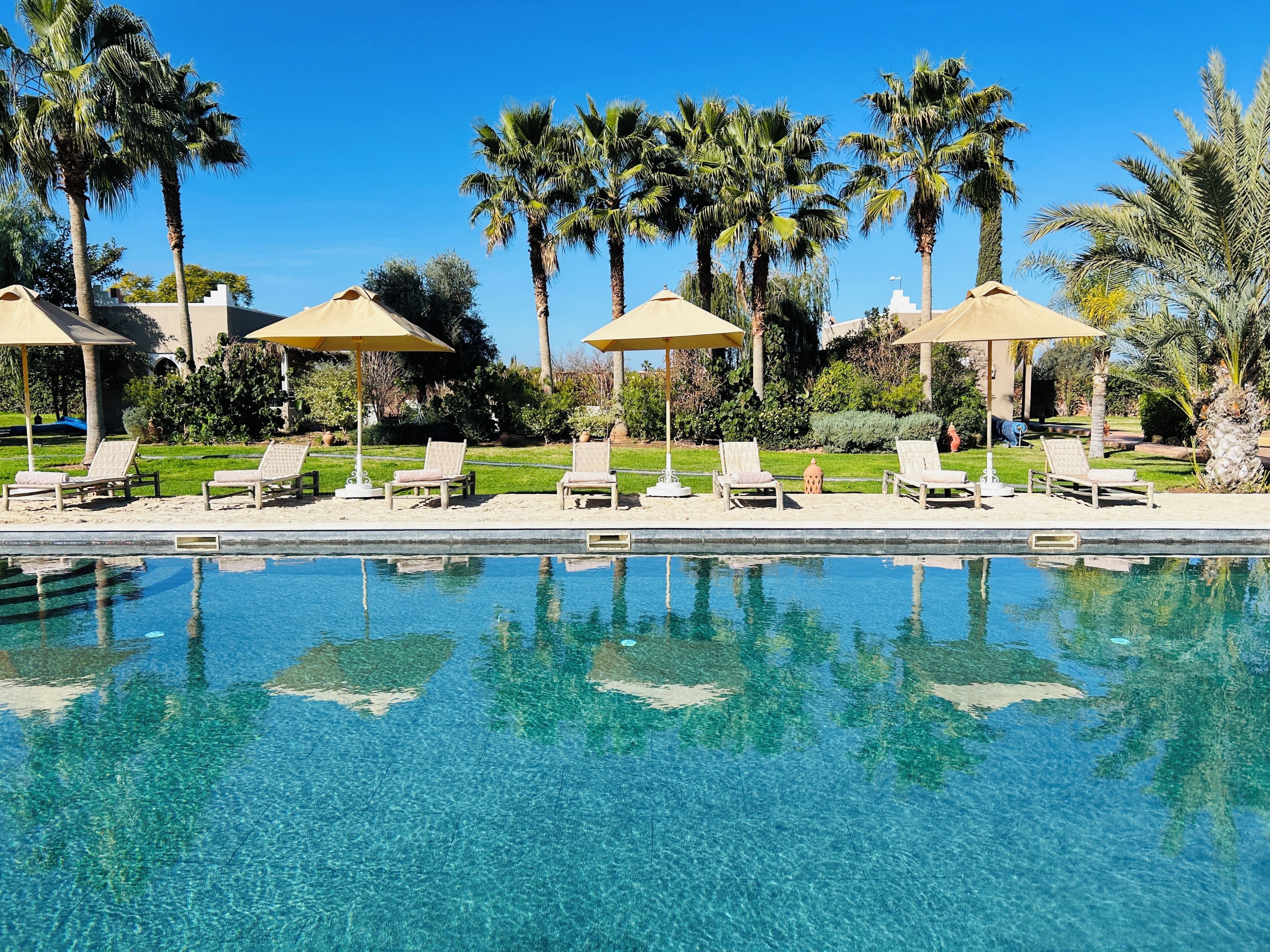 2 piscines extérieures, parasols, chaises longues