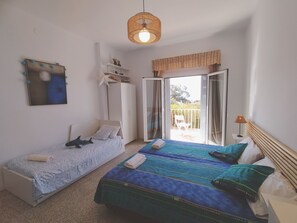 2 bedrooms, iron/ironing board, free WiFi, bed sheets - MEDITERRANEAN HOUSE WITH BARBECUE NEAR DOWNTOWN (Roses)