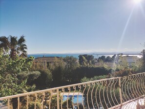 Property grounds - MEDITERRANEAN HOUSE WITH BARBECUE NEAR DOWNTOWN (Roses)