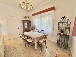 Dining - MEDITERRANEAN HOUSE WITH BARBECUE NEAR DOWNTOWN (Roses)