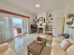 Smart TV - MEDITERRANEAN HOUSE WITH BARBECUE NEAR DOWNTOWN (Roses)