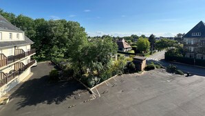 A residential area with houses, a clear sky, and a parking lot. - Duplex sea view, pets welcome, parking - 6 guests (Merville-Franceville-Plage)