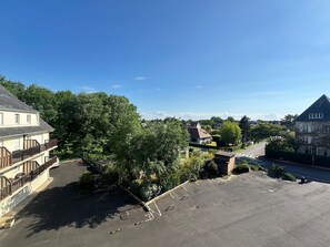 A residential area with houses, a clear sky, and a parking lot. - Duplex sea view, pets welcome, parking - 6 guests (Merville-Franceville-Plage)