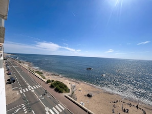 Une route côtière offrant une vue sur la plage et l’océan.