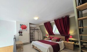 Ein Schlafzimmer mit einem Bett, Nachttischen, einem Kleiderschrank, einer Heizung und einem Fenster mit Vorhängen.