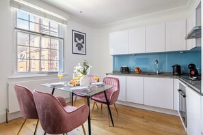 Private kitchen - Bright 1BR Near Piccadilly Circus (London)