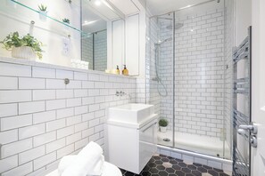Bathroom - Bright 1BR Near Piccadilly Circus (London)