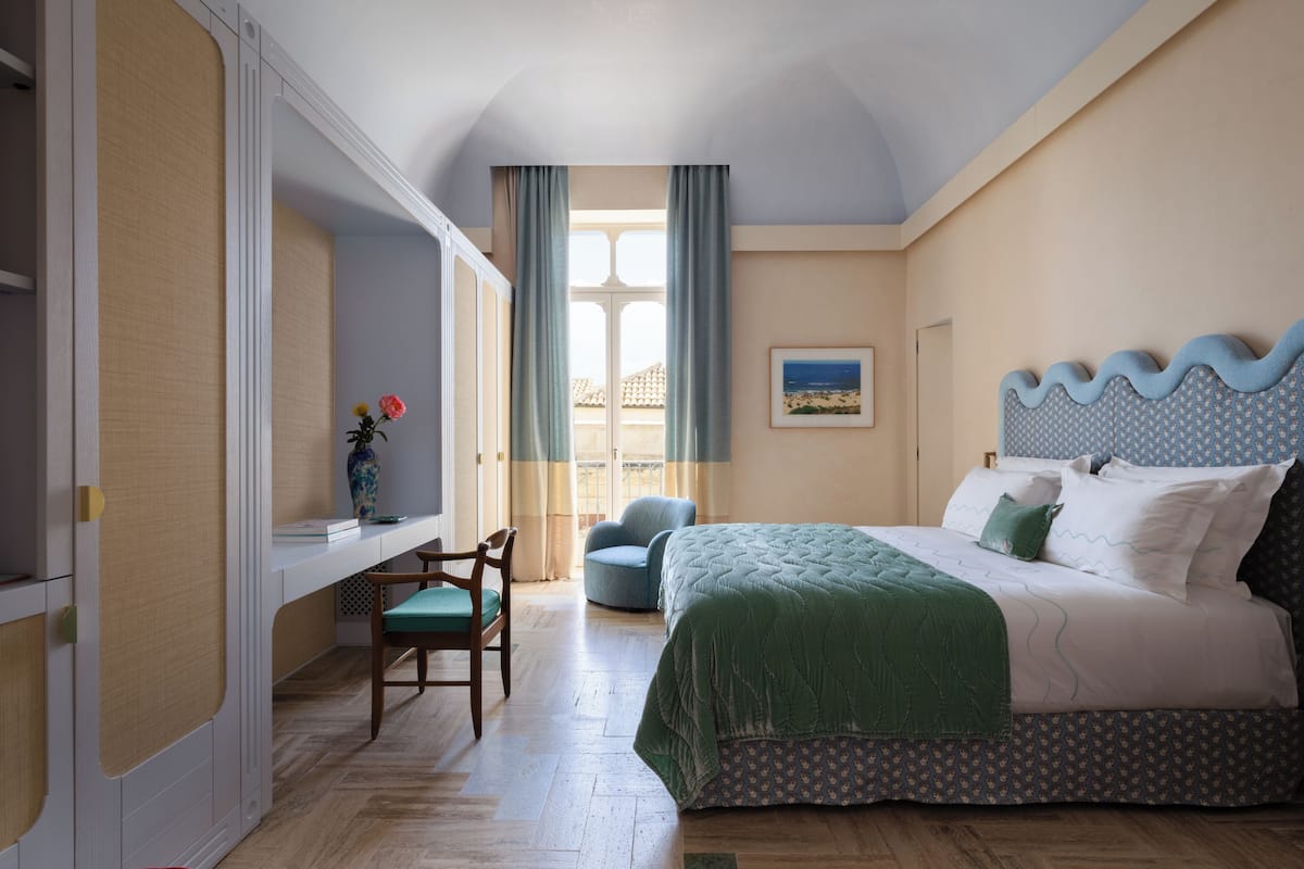 Habitación doble Deluxe, vista parcial al mar | Ropa de cama de alta calidad y minibar