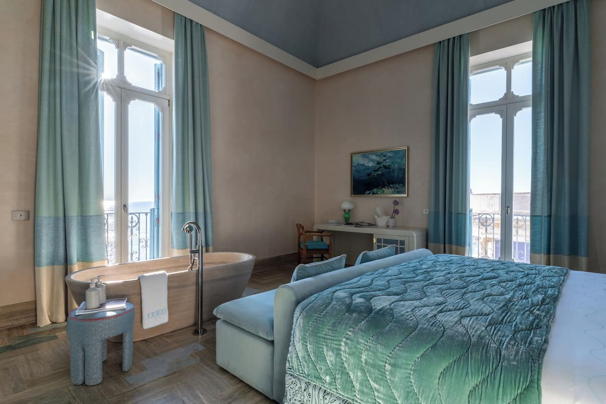 Suite junior, vista al mar | Ropa de cama de alta calidad y minibar