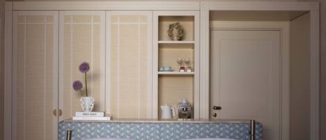 Un dormitorio con cama, mesita de noche, cómoda y armario.