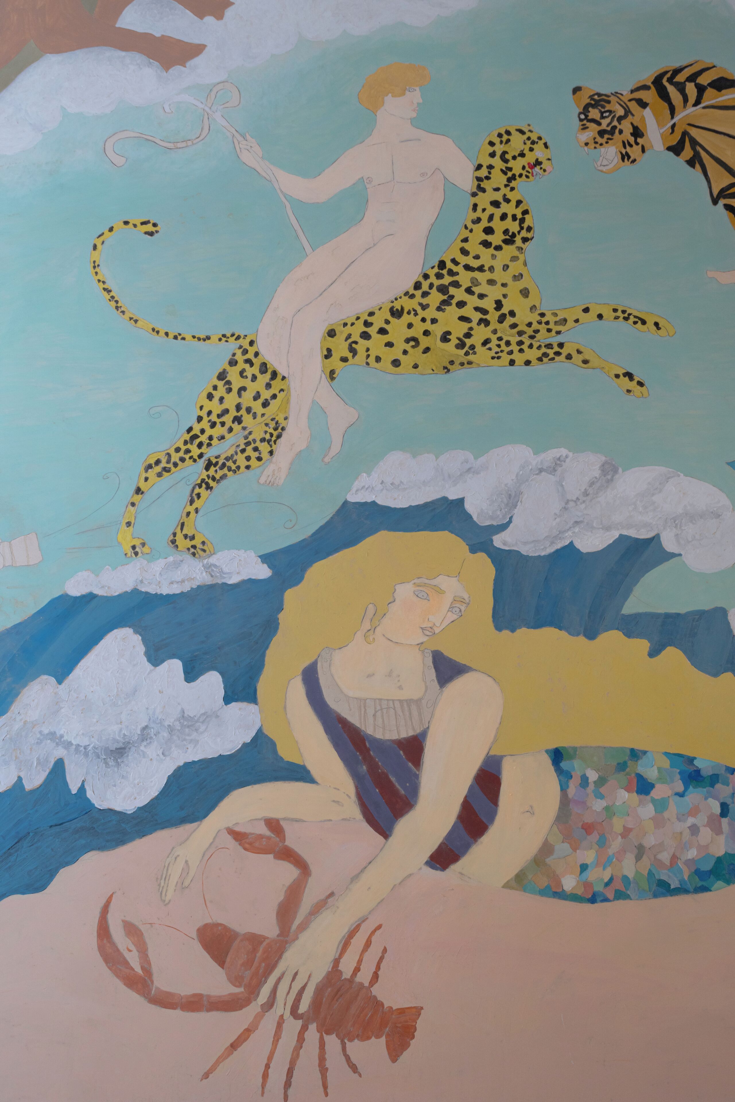 Un tableau représentant une figure sur une vague, une autre figure avec un crabe, et un tigre.