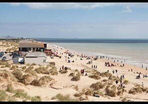 A beach with a building, sandy dunes, and the sea. - Modern Newly Converted  Retreat with Hot Tub - Rye (East Sussex)