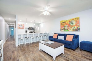 Townhouse, flere senger, balkong, bassengutsikt (Wave on Wave) | Oppholdsområde