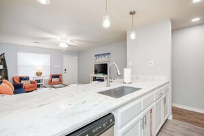 Townhouse, flere senger, balkong, bassengutsikt (Wave on Wave) | Innvendig