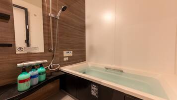 Villa | Bathroom | Separate tub and shower, hair dryer, towels, shampoo