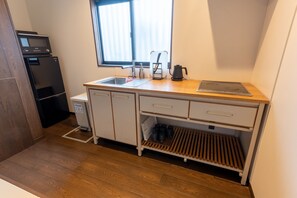 A compact kitchen with a microwave, sink, and coffee maker. - Irodori Hotel YANAGI (fukuokashi,hakataku,katakasu)