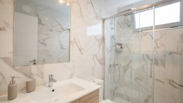 Een douche, een haardroger, handdoeken