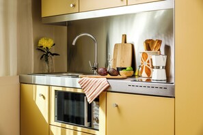 Comfy Studio | In-room safe, desk, laptop workspace, blackout curtains
