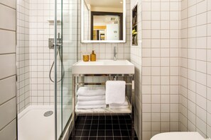 Comfy Studio | Bathroom | Shower, free toiletries, hair dryer, towels - ARK Shoreditch (London)