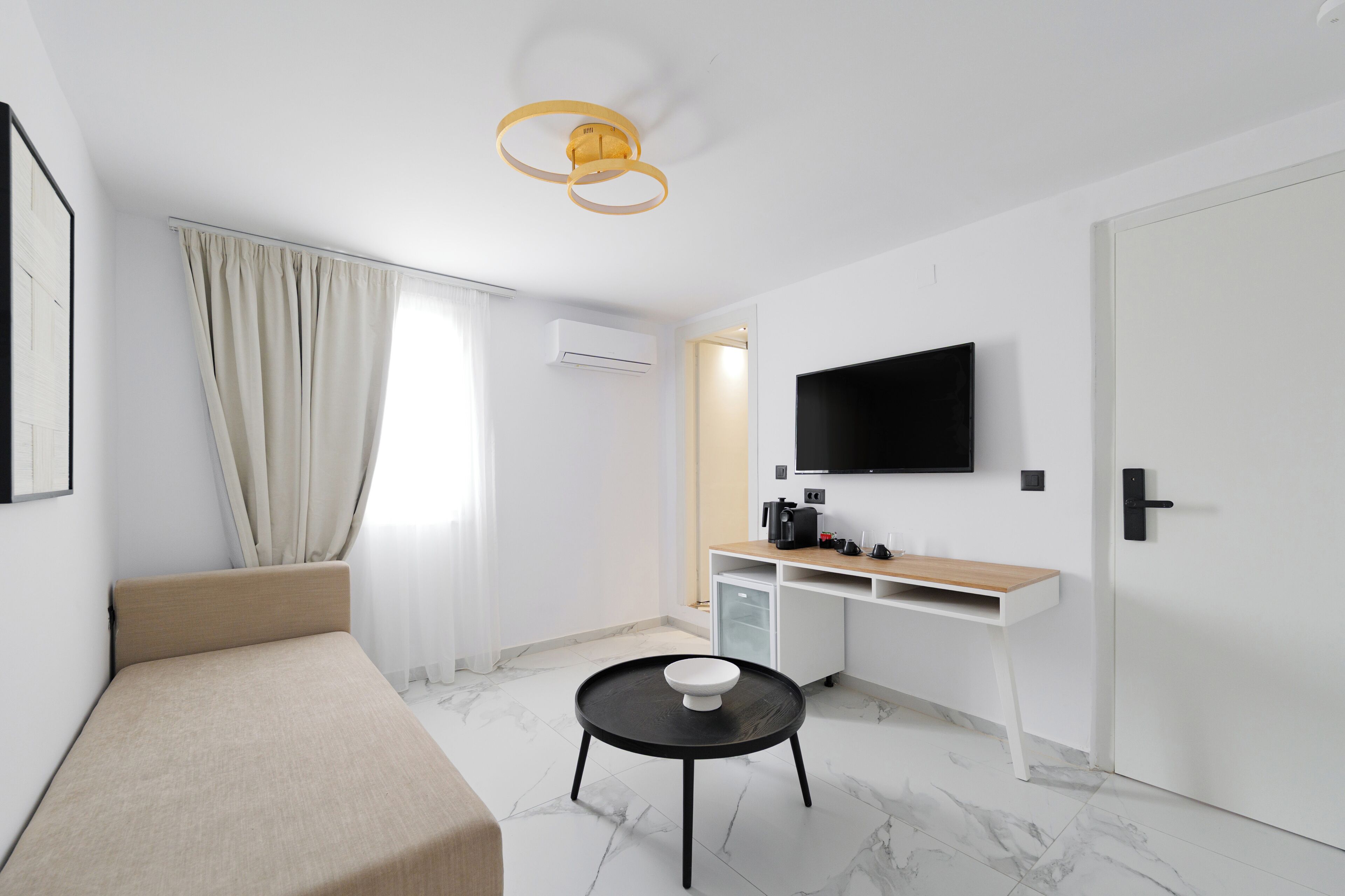 Comfort suite | Woonruimte | Een 50-inch smart-tv met kabelzenders, Netflix en streamingdiensten