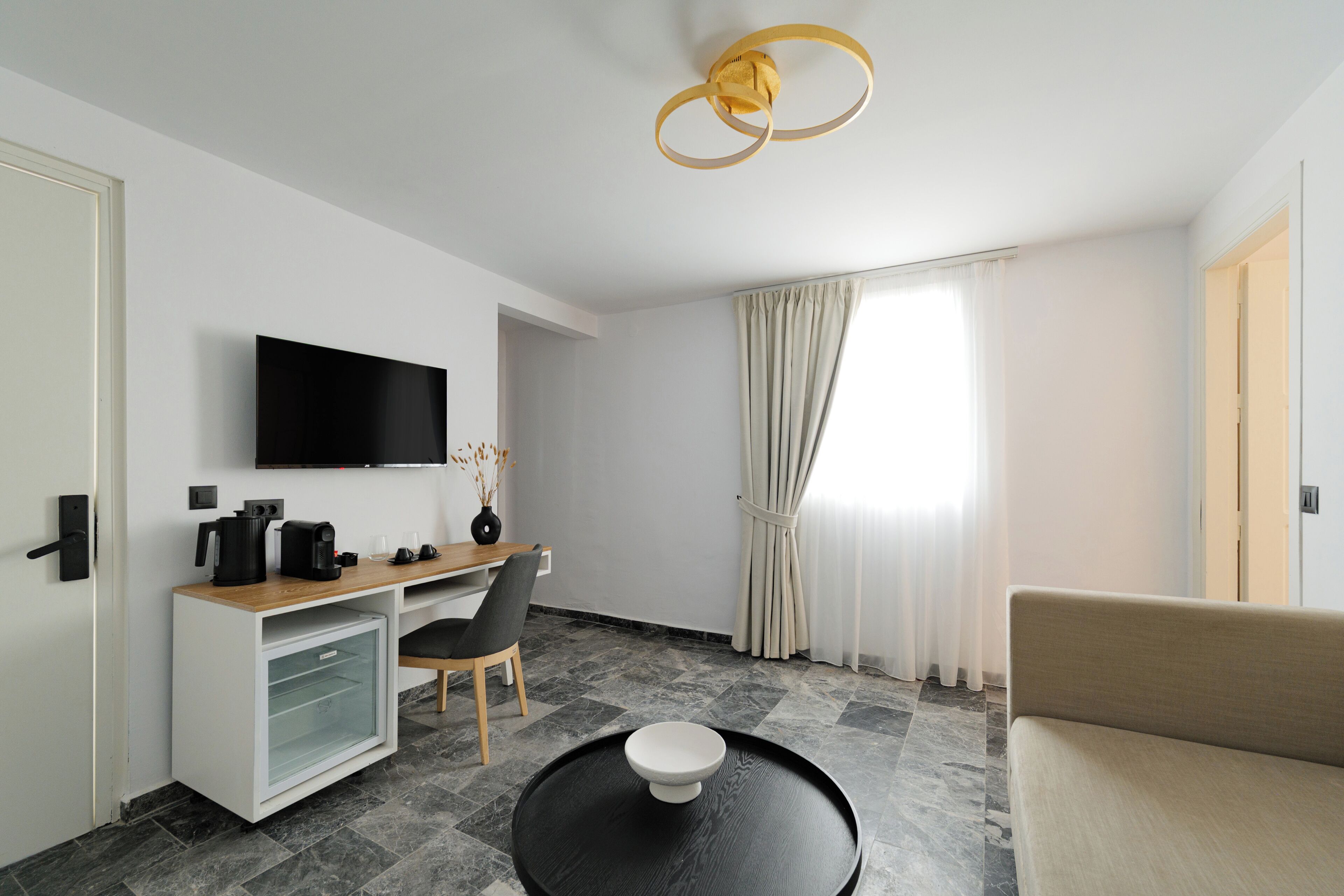 Classic-Suite | Wohnbereich | 50-Zoll-Smart-TV mit Kabelempfang, Netflix, Streaming-Dienste