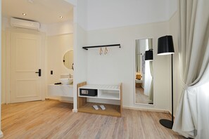 Phòng Deluxe | Phòng tắm | Buồng tắm vòi sen, máy sấy tóc, dép đi trong nhà, khăn tắm 