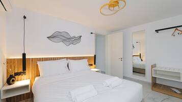 Comfort-sviitti | Tallelokero huoneessa, kannettavalle tietokoneelle sopiva työtila