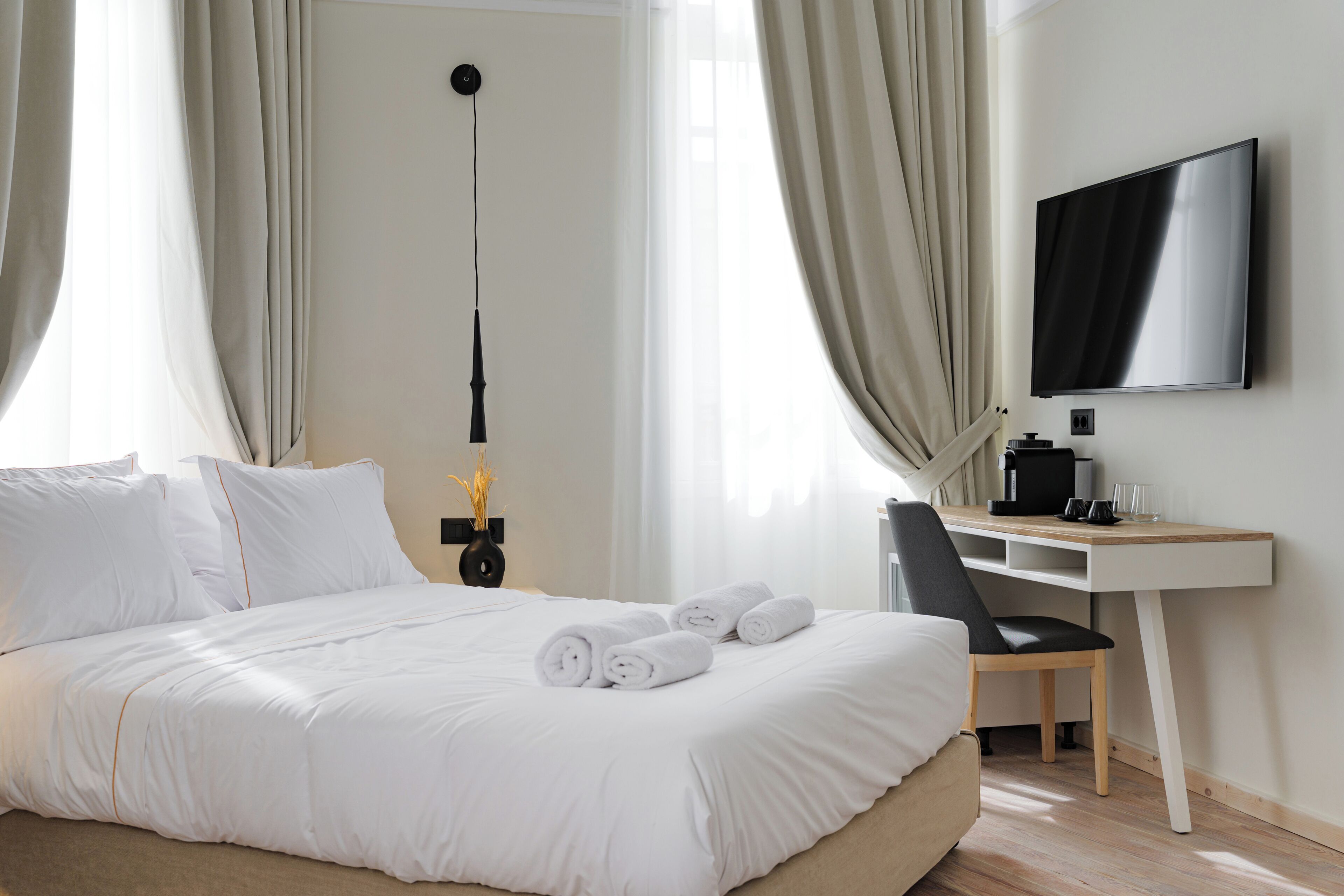 Habitación Deluxe | Caja fuerte, espacio para trabajar con un portátil, cortinas opacas
