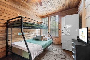 Casa, várias camas, varanda, vista para o jardim (Whispering Bass Lodge) | 3 quartos, individualmente decorados, individualmente mobiliados