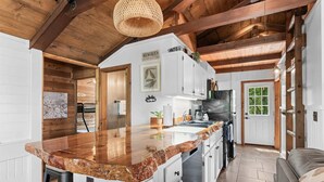 Una cocina con techo de madera, encimera de mármol y un cartel que dice 'Memories'.