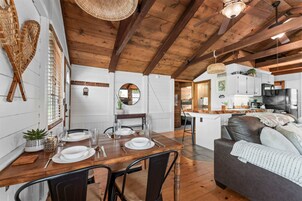 Hus, flere senger, terrasse, hageutsikt (Whispering Bass Lodge) | Innvendig
