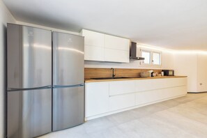 Apartamento, vistas a la piscina | Cocina privada | Frigorífico grande, molinillo de café y utensilios de cocina