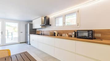Appartement, vue piscine | Cuisine privée | Grand réfrigérateur, moulin à café
