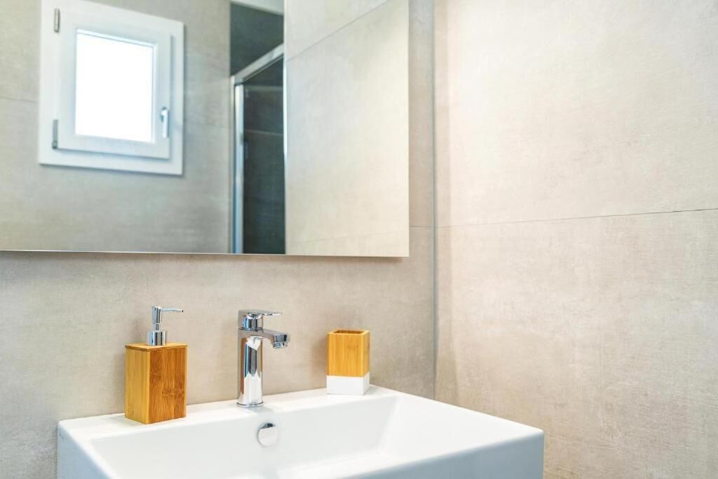 Chambre Double Deluxe, vue piscine | Salle de bain | Douche, articles de toilette gratuits, sèche-cheveux, bidet