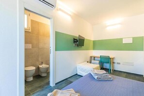 Habitación Deluxe doble, vistas a la piscina | Escritorio, espacio para trabajar con un portátil, cortinas opacas