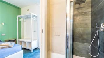 Chambre Double Deluxe, vue piscine | Bureau, espace de travail pour ordinateur portable, rideaux occultants