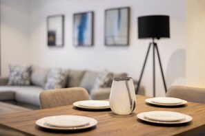Apartment, 2 Schlafzimmer, Balkon | Speisen