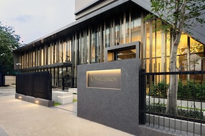 Un bâtiment moderne sur lequel on peut voir une enseigne bien visible avec l’inscription « THE LENNOX ».