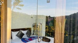 双人房, 阳台, 山景 | 客房内保险箱、熨斗/熨衣板