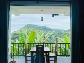 Phòng 3, ban công, quang cảnh núi | Khu ăn uống