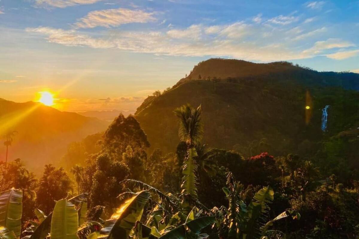 Paisaje montañoso con un atardecer.